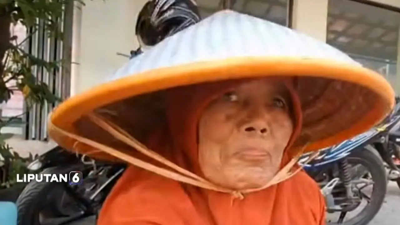 Juru parkir nenek Kusmayanti