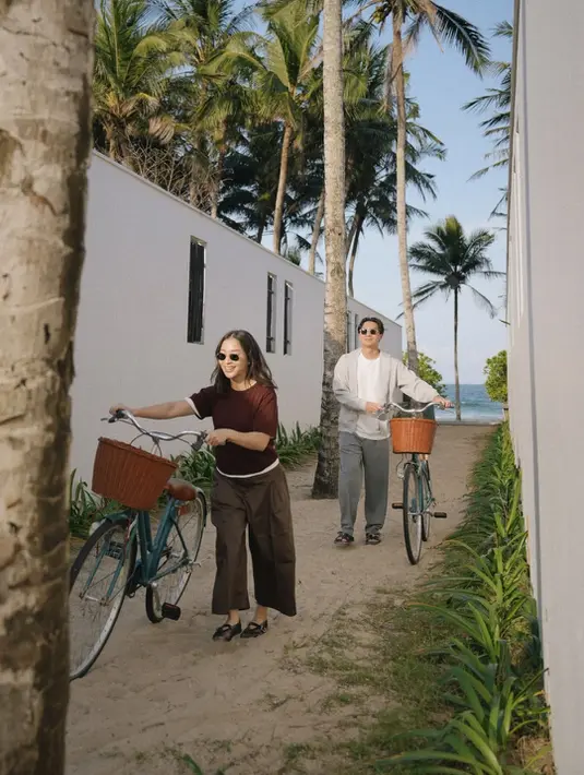 Pilihan busana Nikita Willy dan Indra Priawan selama di Hoi An merefleksikan filosofi gaya yang kini banyak digemari: minimalis, fungsional, dan timeless. Tidak ada logo mencolok atau layering berlebihan, yang ada adalah potongan rapi, warna lembut, dan bahan nyaman yang mengikuti ritme perjalanan. [@nikitawillyofficial94].