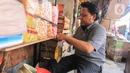 Pedagang memasukkan minyak goreng curah ke dalam kantong plastik di Pasar Kebayoran, Jakarta, Selasa (31/5/2022). Pencabutan menyusul dikeluarkannya Permendag Nomor 30 Tahun 2022 yang mengatur ketentuan ekspor CPO dan turunan lainnya dan Permendag Nomor 33 Tahun 2022 tentang Tata Kelola Minyak Goreng Curah Sistem DMO-DPO. (Liputan6.com/Johan Tallo)