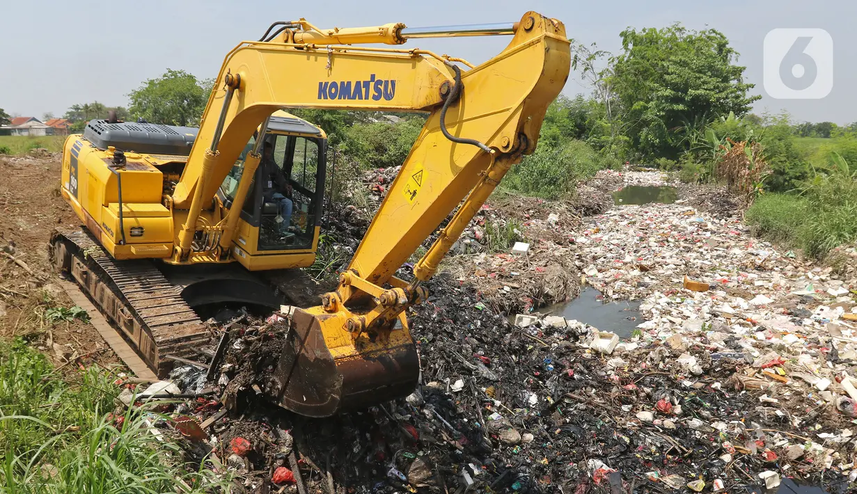 Ekskavator mengeruk sampah yang memenuhi Kali Busa di Tambun Utara, Kabupaten Bekasi, Jawa Barat, Jumat (10/9/2021). Pengerukan sampah ditargetkan selesai selama dua hari dan selanjutnya dipindahkan ke TPA Burangkeng. (Liputan6.com/Herman Zakharia)