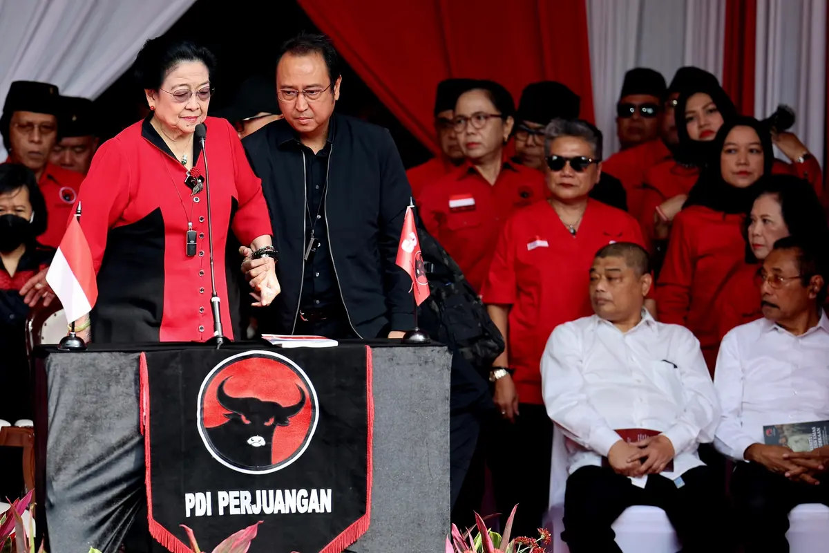 Ketua Umum DPP PDI Perjuangan (PDIP) Megawati Soekarnoputri didampingi putranya yang juga Ketua DPP DPIP bidang Ekonomi Kreatif Prananda Prabowo.