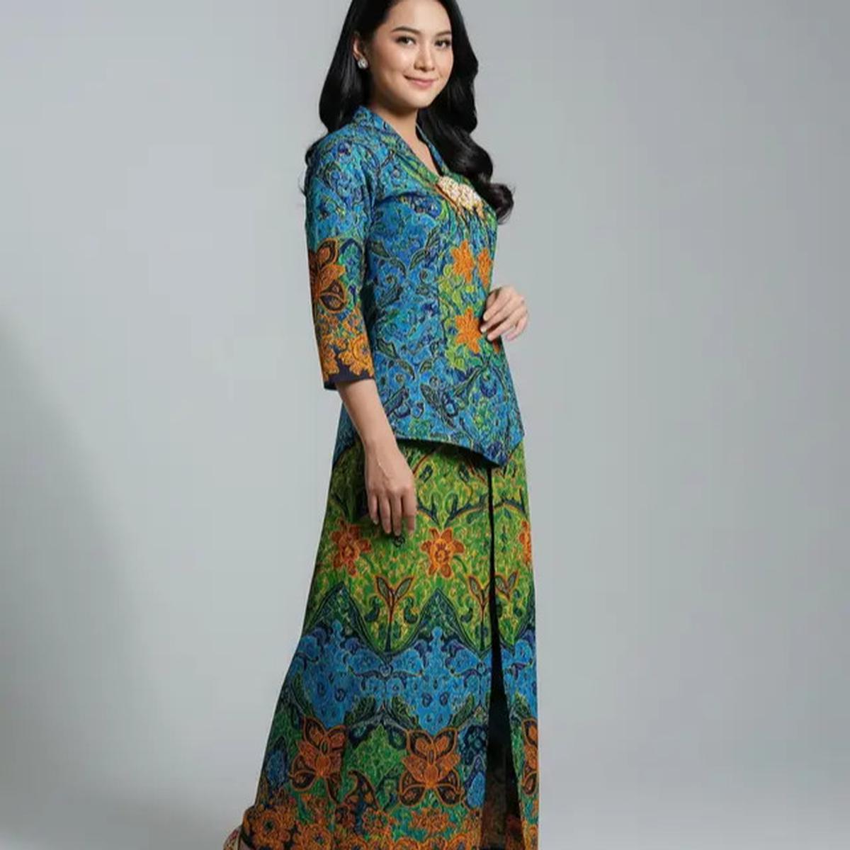Setelan Kebaya Lengan Tiga Perempat dengan Rok Slit Panjang Batik Sasirangan Kontras