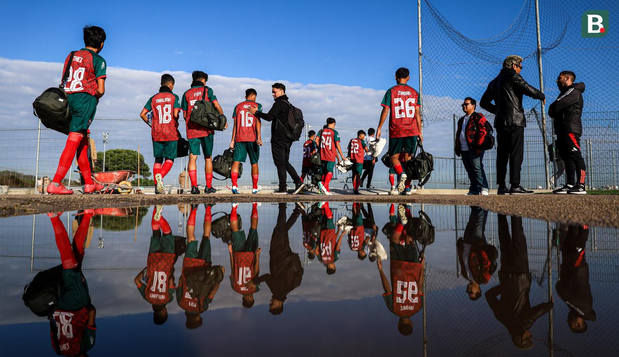 Lawatan kali ini menempuh sekitar satu jam perjalanan dari penginapan dengan arus lalu lintas yang cukup padat. Mereka terlihat sangat bersemangat saat menuruni bus. Apalagi saat tahu tempat latihannya punya fasilitas menawan dengan pemandangan kota Lisbon yang menakjubkan. (Bola.com/Bagaskara Lazuardi)
