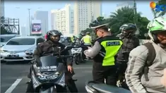 Para pengemudi roda dua mencoba berbalik arah ketika mengetahui ada razia polisi.