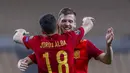 Pemain Spanyol Dani Olmo (belakang) mendapat selamat dari rekan setimnya Jordi Alba usai mencetak gol ke gawang Kosovo pada pertandingan Grup B babak kualifikasi Piala Dunia 2022 antara di Stadion La Cartuja, Seville, Spanyol, Rabu (31/3/2021). Spanyol menang 3-1. (AP Photo/Miguel Angel Morenatti)