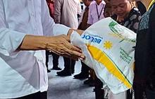 Presiden Jokowi Bagikan Bantuan Pangan Bulog di Tiga Lokasi di NTT Sekaligus