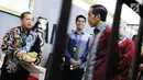 Presiden Joko Widodo berbincang dengan peserta pameran Trade Expo 2017 di ICE BSD, Tangerang Selatan, Rabu (11/10). Pameran Trade Expo Indonesia (TEI) ke-32 tersebut  berlangsung dari 11-15 Oktober 2017. (Liputan6.com/Angga Yuniar)
