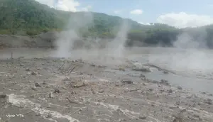 Kawah Nirwana Gunung Suoh di Lampung Barat erupsi. (dok. BNPB)