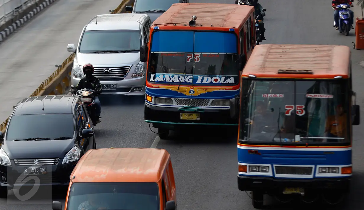 Bus Metromini 75 jurusan Blok M - Pasar Minggu melintasi di jalanan Ibukota, Jakarta, Rabu (7/10). Pemprov DKI berencana secara bertahap akan menghapus angkutan umum bus berukuran sedang di Ibukota. (Liputan6.com/Yoppy Renato)