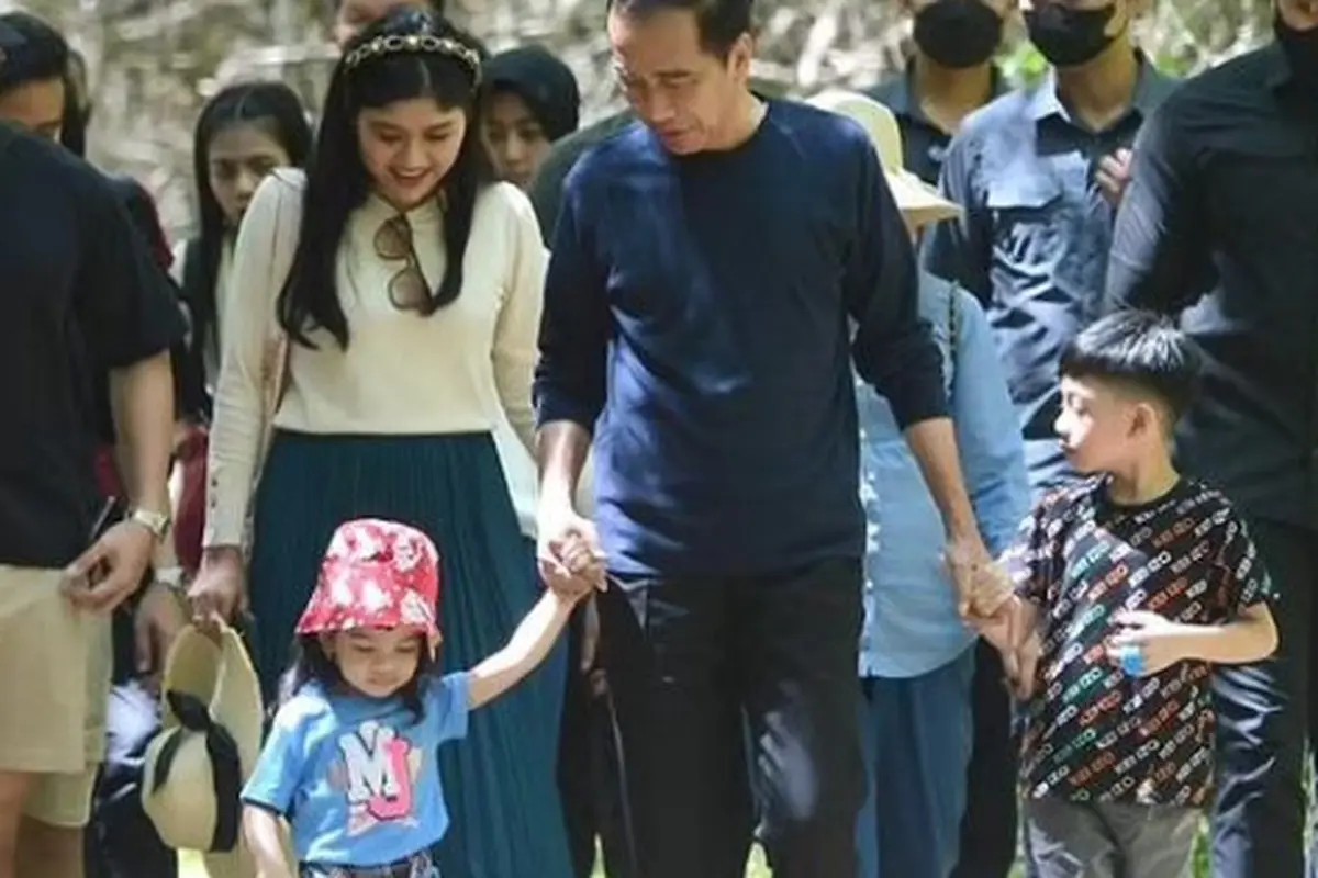 Gaya Menggemaskan Jan Ethes dan Lembah Manah Kenakan Kaus Branded Saat Temani Jokowi ke Lokasi KTT ASEAN