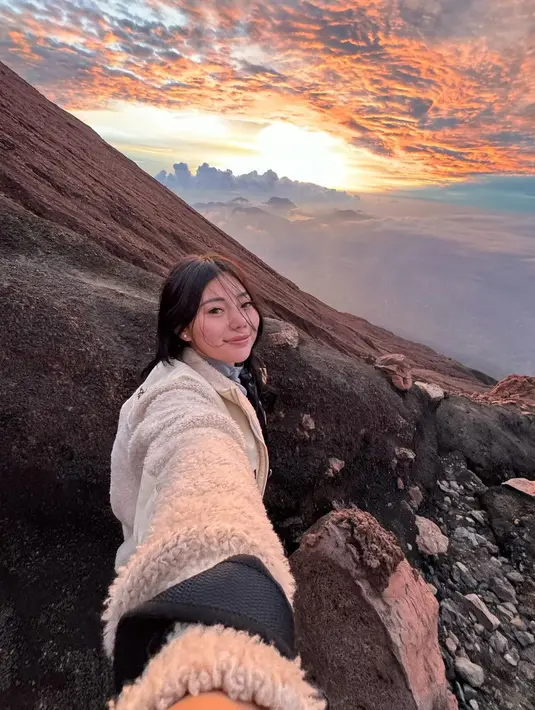 Wendy Walters memiliki hobi baru yang cukup sering dibagikannya di akun Instagram pribadinya, yaitu naik gunung. Melalui sebuah potret selfie, Wendy menampilkan dirinya yang tersenyum bahagia dengan latar pemandangan langita oranye yang sangat indah. [Foto: Instagram/wendywalters]