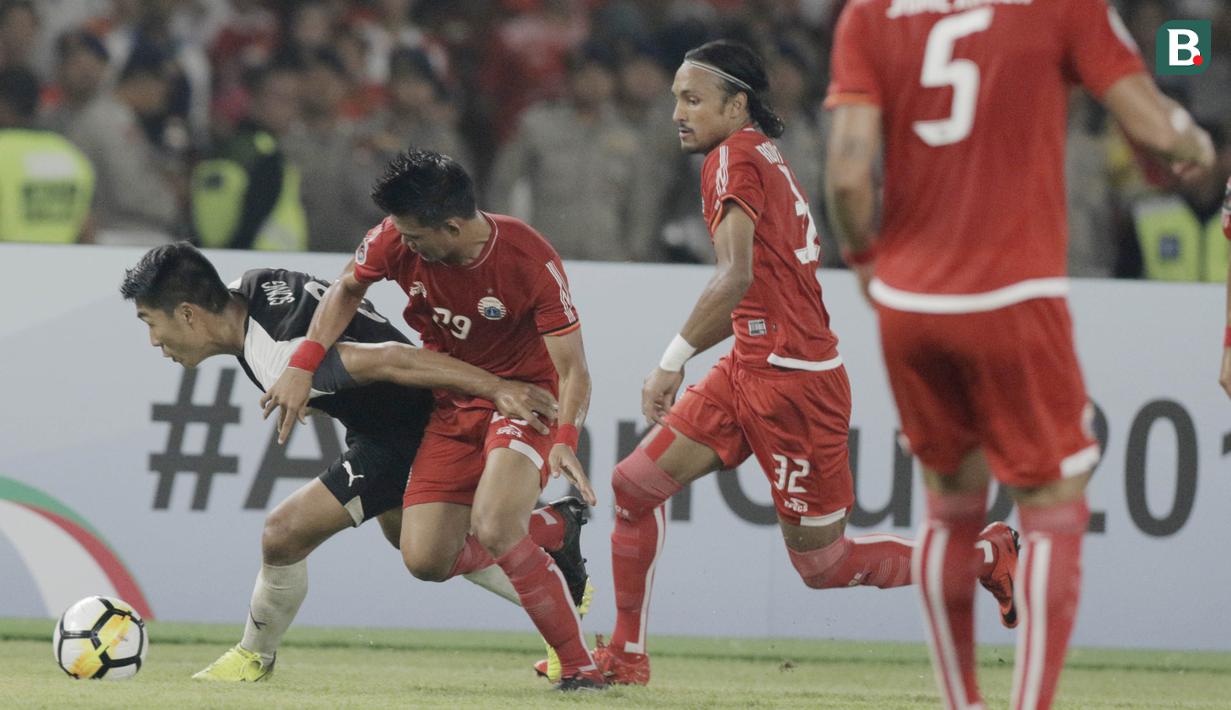Bek Persija Jakarta, Sandi Sute, berebut bola dengan striker Home United, Song Ui-young, pada laga Piala AFC di SUGBK, Jakarta, Selasa (15/5/2018). Persija takluk 1-3 dari Home United. (Bola.com/M Iqbal Ichsan)