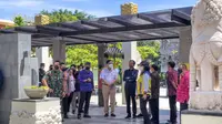Presiden Joko Widodo bersama sejumlah pejabat mengecek penataan kawasan Garuda Wisnu Kencana (GWK) Bali. Kawasan ini akan jadi salah satu tempat yang akan digunakan untuk KTT G20 pada November 2022 mendatang. (Dok Kementerian PUPR)