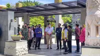 Presiden Joko Widodo bersama sejumlah pejabat mengecek penataan kawasan Garuda Wisnu Kencana (GWK) Bali. Kawasan ini akan jadi salah satu tempat yang akan digunakan untuk KTT G20 pada November 2022 mendatang. (Dok Kementerian PUPR)