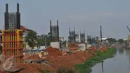 Suasana proyek pembangunan pondasi jalan tol Bekasi-Cawang-Kampung Melayu (Becakayu), Jakarta, Jumat (6/11). Proyek yang sempat terbengkalai selama 17 tahun tersebut kini diakuisisi dan dikerjakan oleh BUMN. (Liputan6.com/Gempur M Surya)