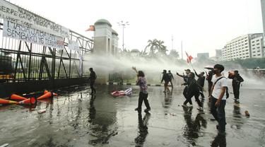 Aparat kepolisian melepaskan water canon untuk membubarkan massa aksi demo mahasiswa di depan Gedung DPR, Jakarta, Senin (11/4/2022). Mahasiswa yang tergabung dalam aliansi BEM SI menggelar unjuk rasa besar-besaran di depan Gedung DPR/MPR RI, Senin ini. (Liputan6.com/Angga Yuniar)