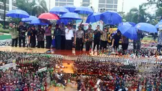 Menteri Keuangan Sri mulyani bersama sejumlah menteri lainnya dan Kapolri Jedral Tito Karnavian saat memusnahkan barang bukti hasil sitaan di Bea dan Cukai, Jakarta, Kamis (15/2). (Liputan6.com/Anggan Yuniar)