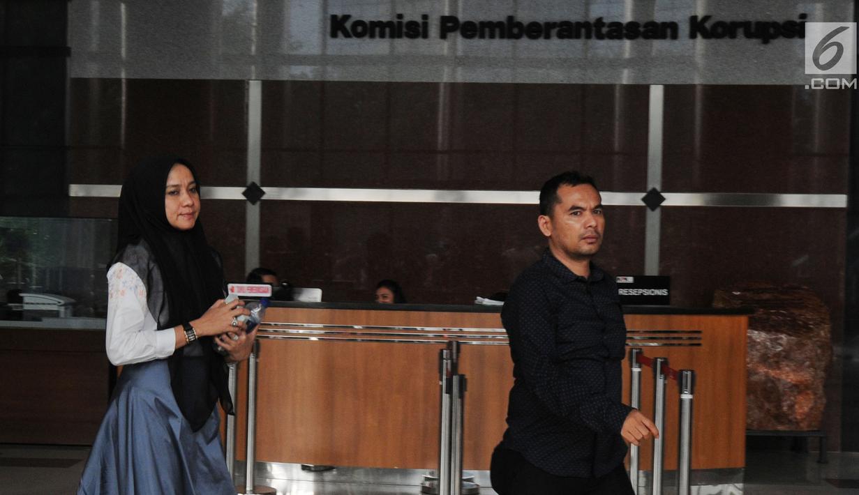 Istri Gubernur Aceh nonaktif Irwandi Yusuf, Darwati Agani (kiri) berjalan keluar Gedung KPK seusai menjalani pemeriksaan di Jakarta, Selasa (31/7). Darwati keluar dari Gedung KPK tanpa menjawab pertanyaan para wartawan. (Merdeka.com/Dwi Narwoko)