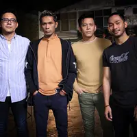 Menurut Uki sang gitaris, lagu yang diciptakannya tersebut sengaja menggunakan bahasa Inggris. Bercerita tentang kisah tentang perjuangan seorang lelaki dari situasi yang membelenggunya. Lagu ini diciptakan Uki dan Lukman. (Deki Prayoga/Bintang.com)