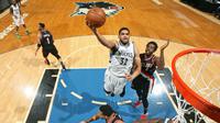 Center Minnesota Timberwolves, Karl-Anthony Towns, berusaha memasukkan bola ke dalam ring saat menghadapi Portland Trail Blazers dalam lanjutan NBA di Target Center, Minneapolis, Senin (3/4/2017). (Bola.com/Twitter/NBA)