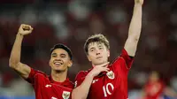 Dua pemain Timnas Indonesia, Marselino Ferdinan dan Ole Romeny, merayakan gol ke gawang Bahrain dalam laga Kualifikasi Piala Dunia 2026 zona Asia di Stadion Utama Gelora Bung Karno (SUGBK) Senayan, Jakarta, Selasa (25/3/2025) malam WIB. (Bola.com/Bagaskara Lazuardi)