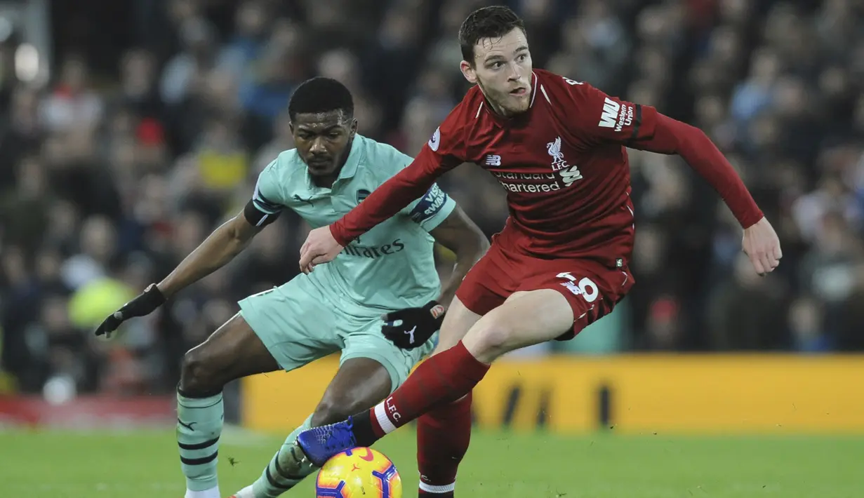 Bek Liverpool, Andrew Robertson, berusaha melewati gelandang Arsenal, Ainsley Maitland-Niles, pada laga Premier League di Stadion Anfield, Liverpool, Sabtu (29/12). Liverpool menang 5-1 atas Arsenal. (AP/Rui Veira)