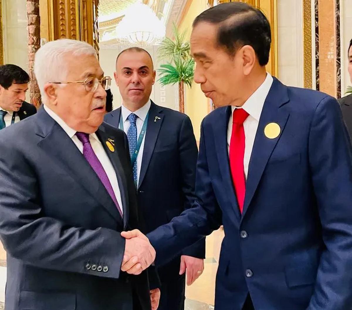 "Kunjungan ini juga merupakan kesempatan baik untuk langsung menyampaikan hasil KTT OKI di Riyadh yang mencerminkan solidaritas negara-negara OKI untuk membela keadilan dan kemanusiaan," jelas Jokowi.