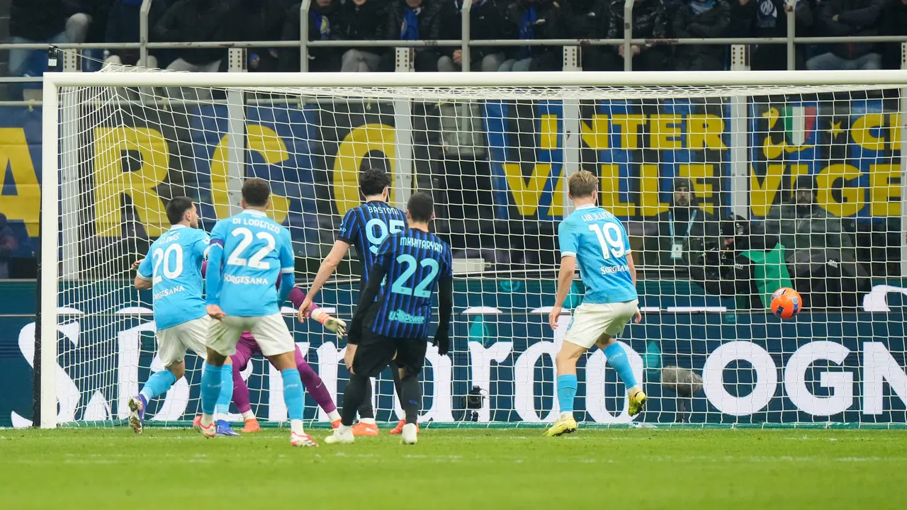 Momen gol kedua Napoli pada laga Serie A/Liga Italia antara Inter vs Napoli