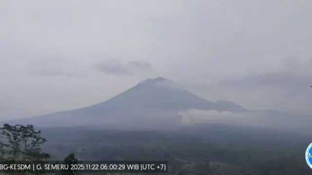 Aktivitas Gunung Semeru yang terpantau dari Pos Pengamatan Gunung Semeru di Desa Sumberwuluh, Kabupaten Lumajang, Sabtu (22/11/2025).