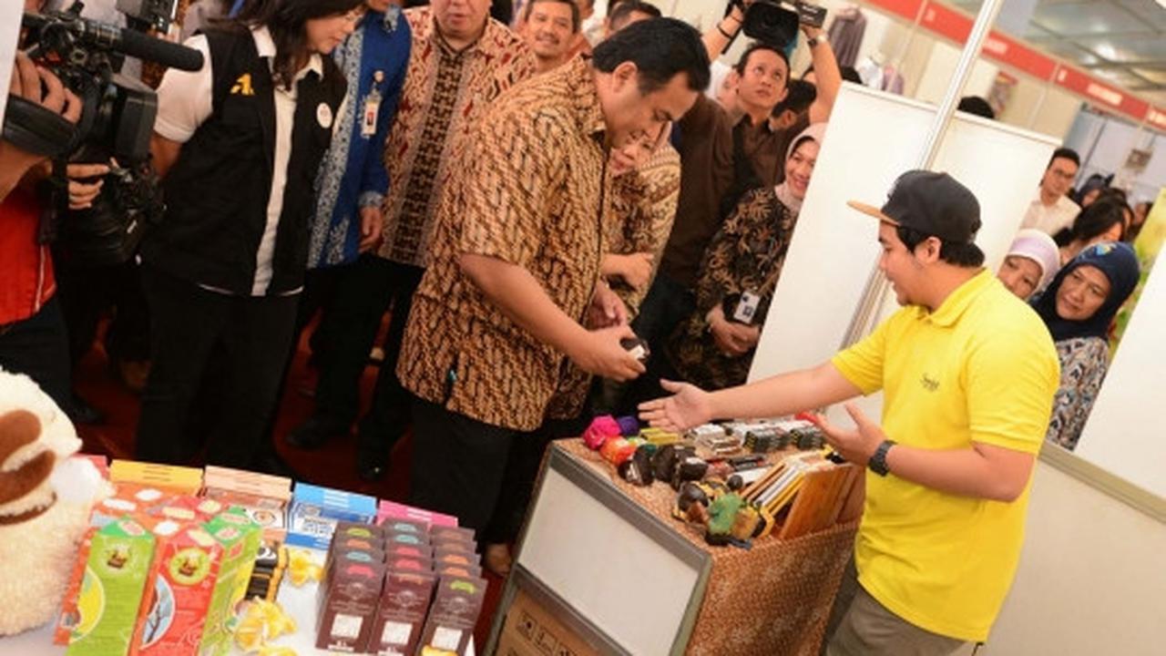 Menteri Rachmat Gobel buka pasar murah di parkiran Kemendag