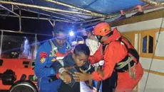 Detik-Detik Evakuasi 27 Penumpang Kapal Terombang-ambing di Laut Aru