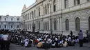 Ratusan siswa berkumpul di tempat terbuka saat dievakuasi setelah terjadi gempa di Veracruz, Meksiko (16/2). Belum ada laporan korban jiwa akibat gempa terbaru yang mengguncang pada Jumat (16/2) waktu setempat ini. (AP Photo/Felix Marquez)