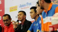 Commissioner NBL Indonesia, Azrul Ananda (kedua kiri) memberikan sejumlah keterangan saat jumpa pers jelang bergulirnya IndiHome National Basketball League (NBL) Championship Series 2015 di Jakarta, Jumat (1/5/2015). (Liputan6.com/Helmi Fithriansyah)