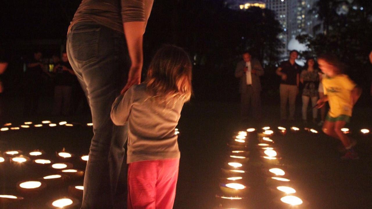Hotel Ini Gelar Earth Hour dengan Cahaya Lilin di Batok Kelapa