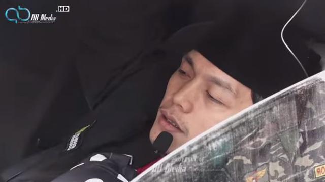 Gus Iqdam berceramah dari dalam mobil Patwal Polisi karena sakit. (Foto: SS Youtube AB Media Entertainment)