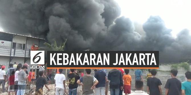 VIDEO: Kebakaran Menghanguskan Gudang Kayu dan Permukiman Warga