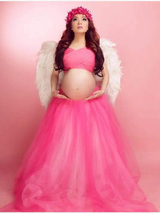 Berdasarkan hasil USG, anak pertama pasangan Angel dan Rudy berjenis kelamin perempuan. Angel mengunggah foto hasil USG pada Minggu (29/5). Sebelumnya, ia juga telah mengunggah yang versi hitam putih. (Intagram/margareth_angelina)