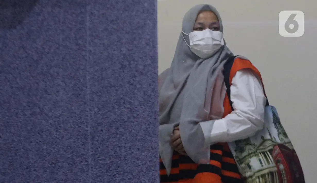 Bupati nonaktif Kolaka Timur, Andi Merya Nur usai menjalani pemeriksaan lanjutan di Gedung KPK, Jakarta, Senin (25/10/2021). Andi Merya Nur ditahan KPK pada Rabu (22/9) terkait suap dana hibah BNPB untuk Rehabilitasi dan Rekonstruksi serta Dana Siap Pakai (DSP). (Liputan6.com/Helmi Fithriansyah)