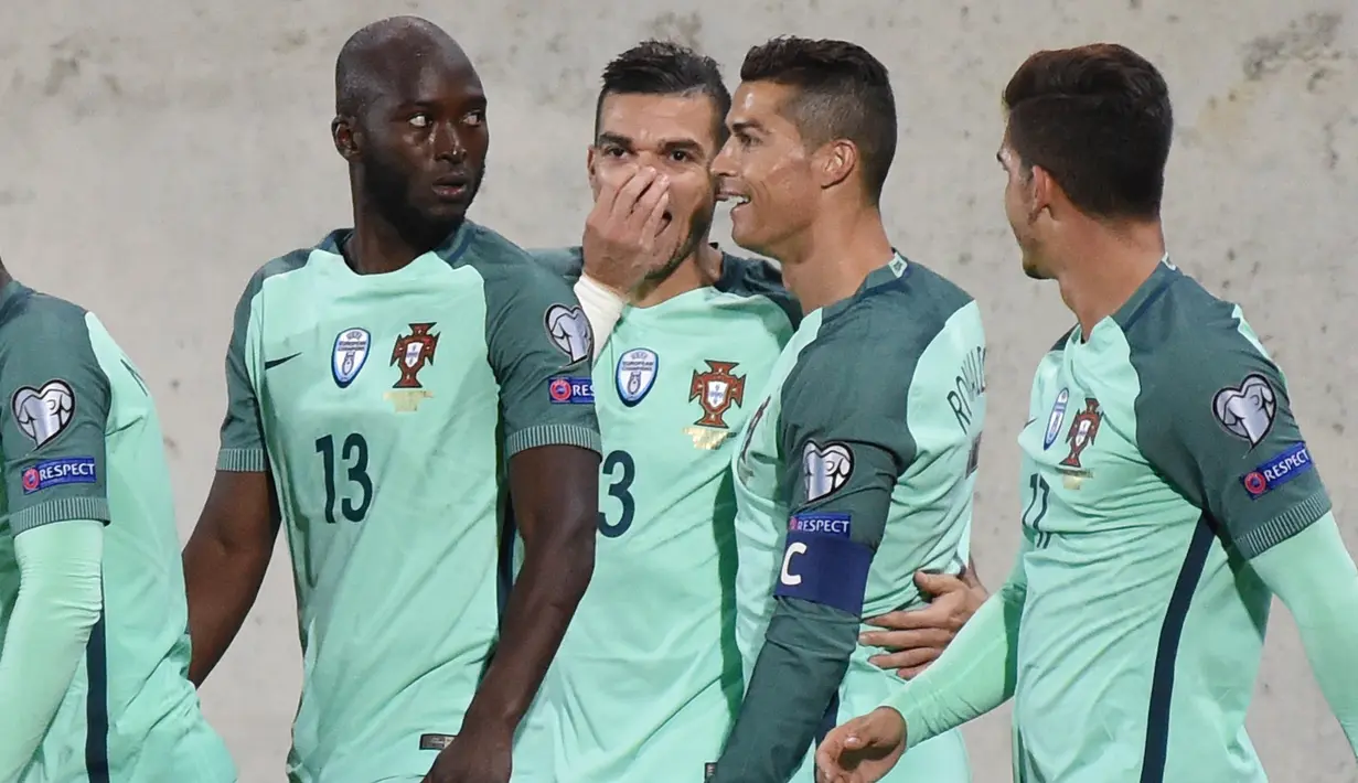 Para pemain Portugal merayakan gol yang dicetak oleh Cristiano Ronaldo ke gawang Andorra pada laga kualifikasi Piala Dunia 2018 di Stadion Municipal, Sabtu (7/10/2017). Portugal menang 2-0 atas Andorra. (AFP/Pascal Pavani)