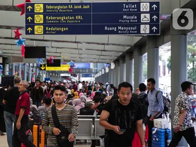 Suasana Stasiun Pasar Senen, Jakarta, Jumat (20/12/2019). PT KAI Daop I Jakarta akan mengoperasikan 13 kereta tambahan jarak jauh untuk mengantisipasi lonjakan penumpang jelang Natal dan Tahun Baru. (Liputan6.com/Faizal Fanani)