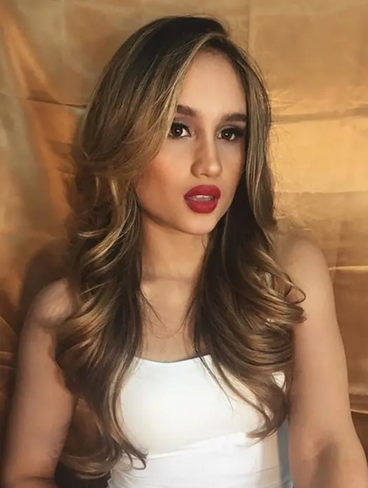 Nah, kali ini Cinta lagi-lagi membiarkan rambutnya terurai. Namun ia membuat rambutnya sedikit bergelombang di bagian bawah. Untuk bagian poni, Cinta membuatnya lurus begitu saja. (Instagram/cintalaurakiehl)