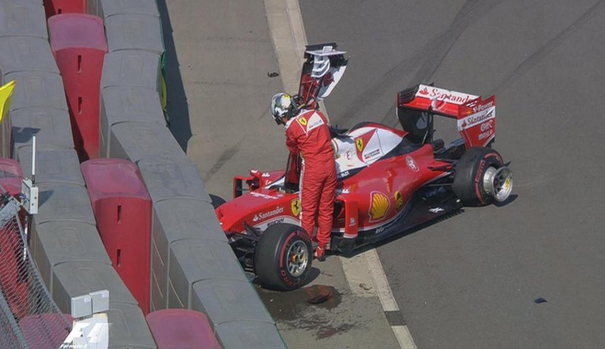 Pebalap Ferrari, Sebastian Vettel, akhirnya menabrak dinding pembatas di tikungan ketiga setelah kembali ditabrak pebalap Red Bull, Daniil Kvyat, pada lap pertama F1 GP Rusia di Sirkuit Sochi Autodrom, Rusia, Minggu (1/5/2016). (Bola.com/Twitter/F1)