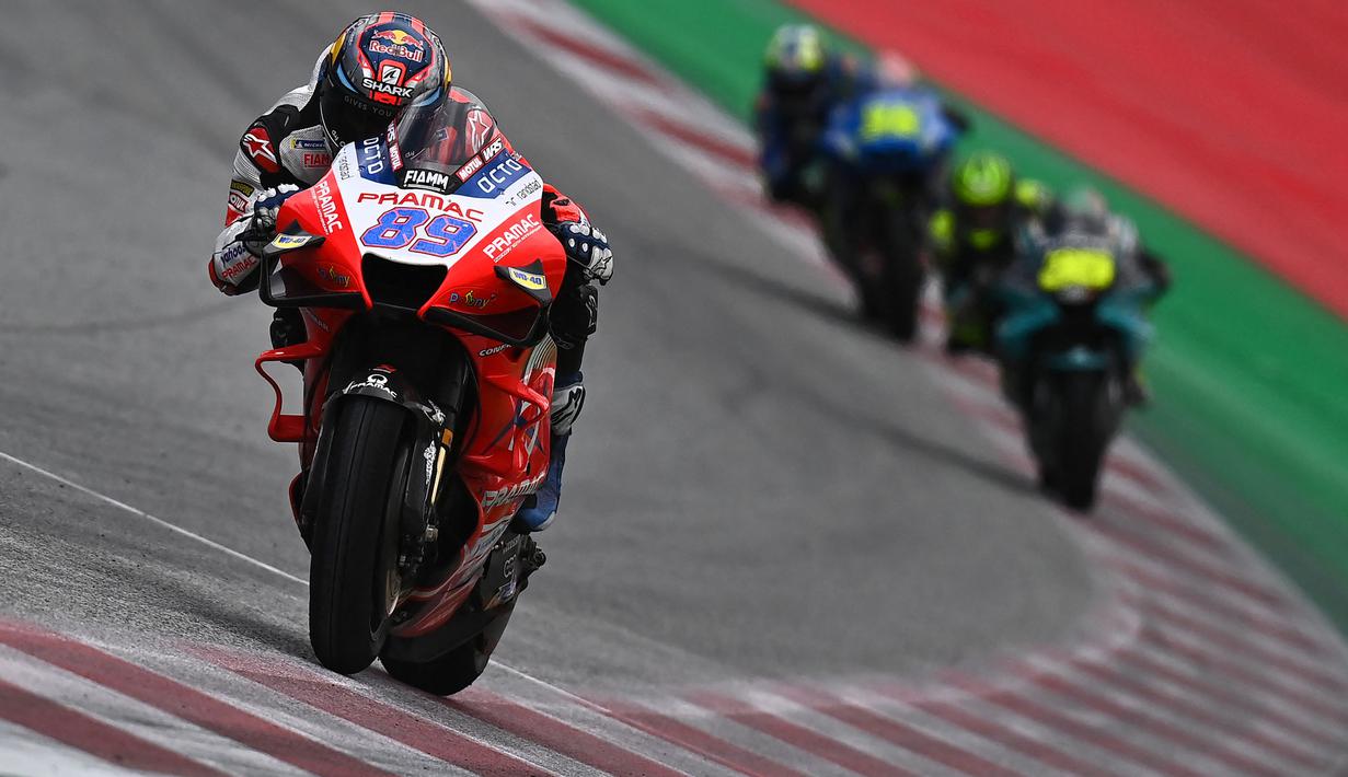 Kejutan hadir dari pebalap rookie asal Prancis, Jorge Martin. Dirinya berhasil mengukir waktu terbaik di kualifikasi kedua (Q2) yakni 1 menit 22,994 detik dan mendapatkan pole position. (Foto: AFP/Joe Klamar)