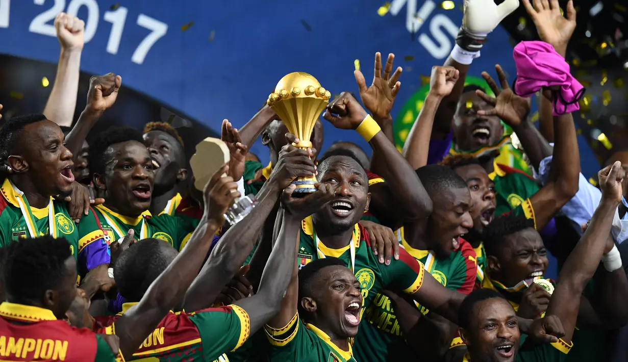 Euforia Pemain Kamerun usai menjuarai Piala Afrika 2017 di Stade de I'Amitie, Gabon, Minggu (5/2). Kamerun meraih gelar kelima Piala Afrika seusai menang 2-1 atas Mesir. (GABRIEL BOUYS/AFP)