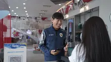 Pelatih Timnas Indonesia, Shin Tae-yong ketika membuka rekening Bank Mandiri. (Foto: Istimewa)