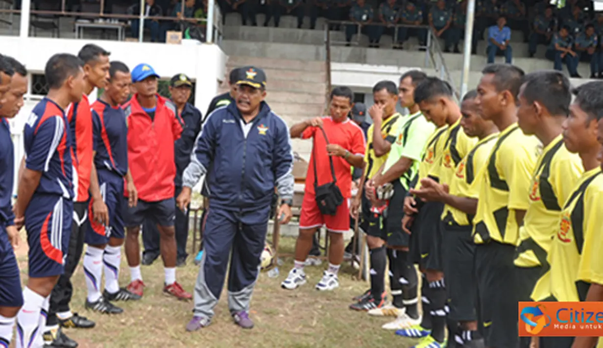 Citizen6, Surabaya: Tim sepakbola UPT Mabesal dan Koarmatim menangi pertandingan perdana atas lawannya di pool masing-masing pada Porwiltim TNI AL 2012 yang digelar di Lapangan Sepakbola Pasiran, Ujung Surabaya, Senin (4/6). (Pengirim: Penkobangdikal)