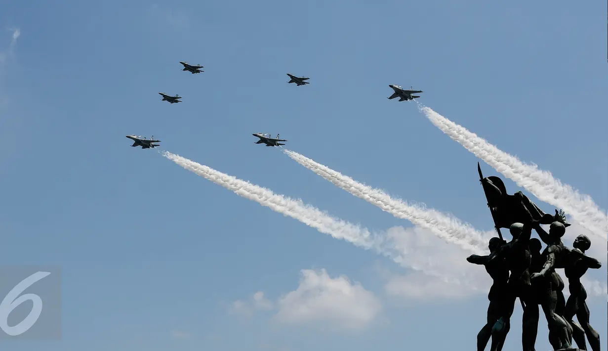 Enam pesawat tempur Sukhoi dan F-16 milik TNI Angkatan Udara memeriahkan Upacara Peringatan HUT RI ke-71 di Jakarta, Rabu (17/8). Mereka membentuk Arrow Head Formation pada ketinggian 800 kaki. (Liputan6.com/Faizal Fanani) 