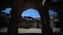 Pandangan menunjukkan monumen Colosseum yang dibuka kembali di Roma, Italia, Senin (1/6/2020). Colosseum, yang merupakan ikon kota Roma dibuka kembali untuk umum pada Senin (1/6), setelah ditutup lebih dari dua bulan, dengan beberapa pembatasan akses bagi pengunjung. (Filippo MONTEFORTE/AFP)
