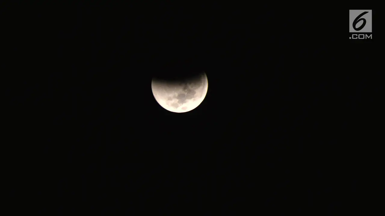 Gerhana Bulan di Simpang Lima Semarang