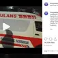 Ambulans diduga mengangkut batu. (instagram TMC Polda Metro Jaya)